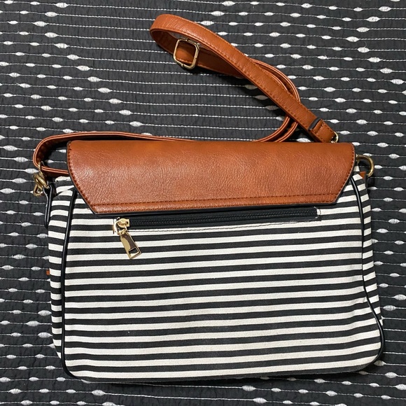 Multifunctional Crossbody - Picture 5 of 10